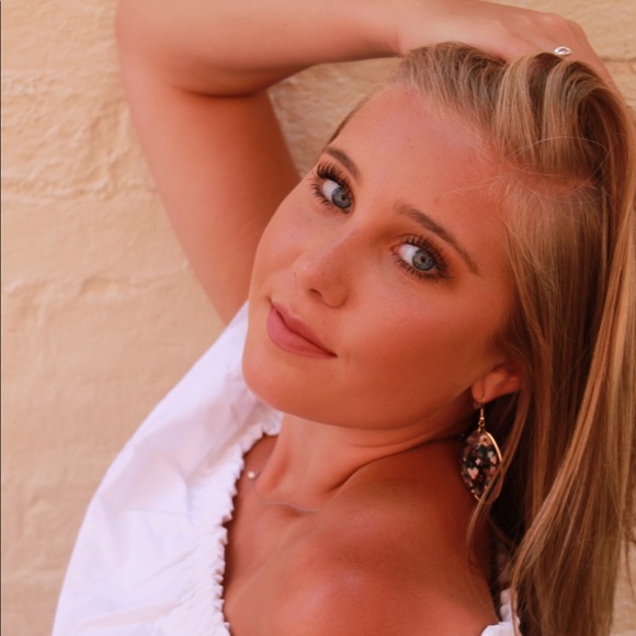 Meet your Posher, Ally - Picture 1 of 1